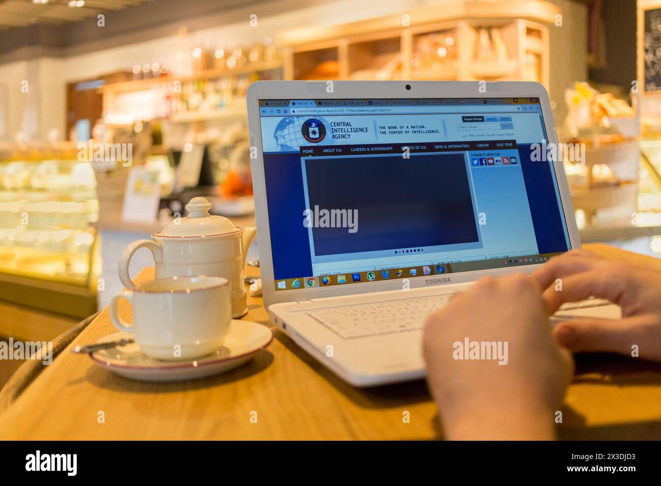 MOSCOU, RUSSIE - SEP 16, 2016 : le mans mains clavier sur ordinateur portable dans le café, site Web de la Central Intelligence Agency, gros plan Banque D'Images
