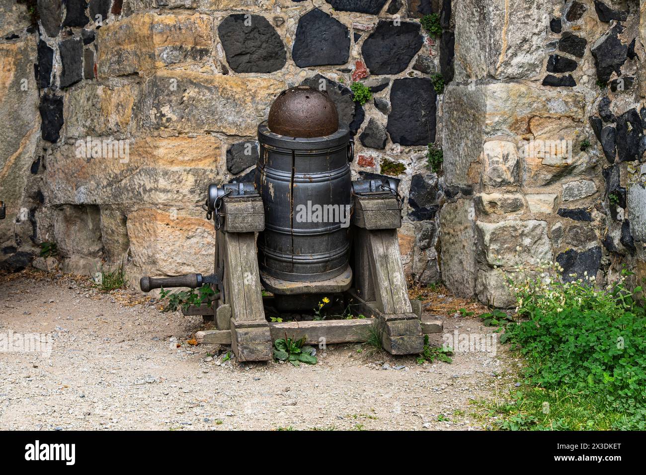Maquette d'un mortier historique sur le mur de fortification du château de Stolpen sur la colline basaltique de Stolpen, Saxe, Allemagne, pour usage éditorial seulement. Banque D'Images