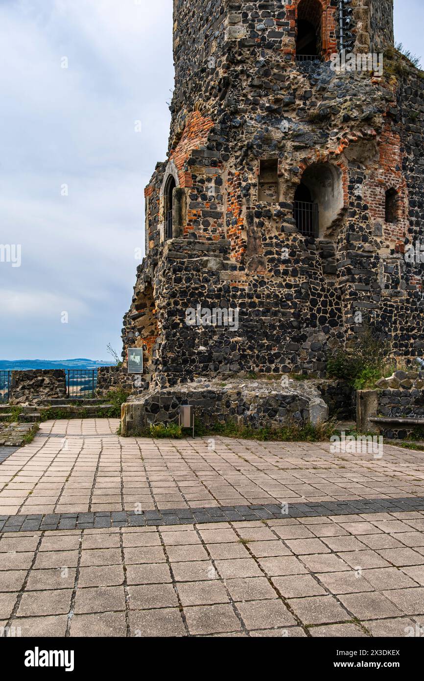Château de Stolpen, ruine partielle d'un château médiéval perché, plus tard un palais et une forteresse, fondée sur la colline basaltique de Stolpen, Saxe, Allemagne. Banque D'Images