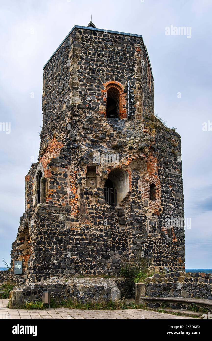 Château de Stolpen, ruine partielle d'un château médiéval perché, plus tard un palais et une forteresse, fondée sur la colline basaltique de Stolpen, Saxe, Allemagne. Banque D'Images
