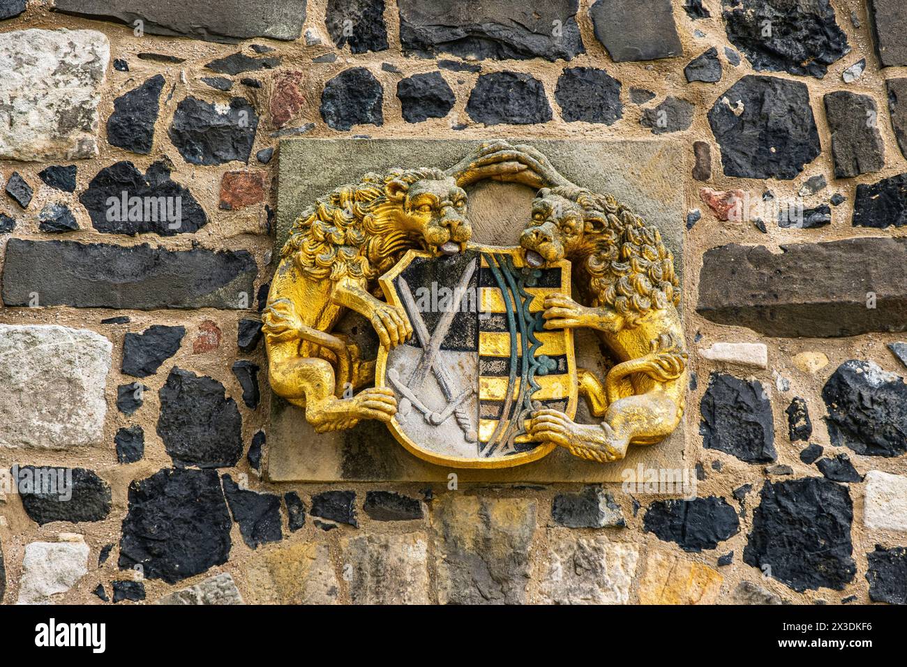Armoiries saxonnes électorales, tenues par des lions détenteurs de boucliers, à la tour Cosel du château de Stolpen sur la colline basaltique de Stolpen, Saxe, Allemagne. Banque D'Images