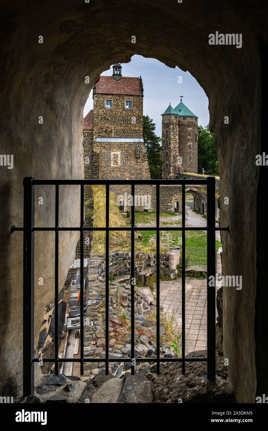 Château de Stolpen, ruine partielle d'un château médiéval perché, plus tard un palais et une forteresse, fondée sur la colline basaltique de Stolpen, Saxe, Allemagne. Banque D'Images