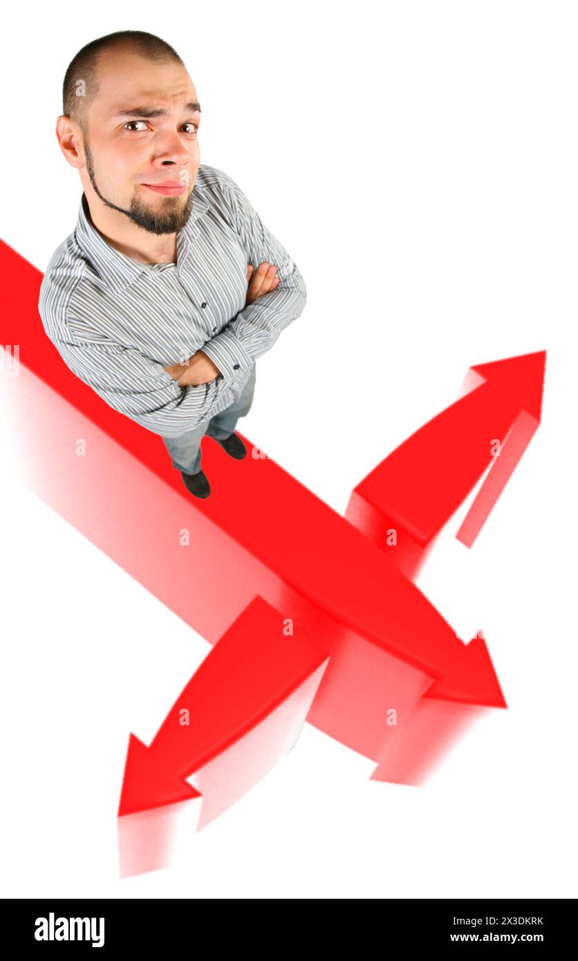 Jeune homme avec la barbe plein corps debout sur la flèche rouge, choix isolé sur fond blanc Banque D'Images