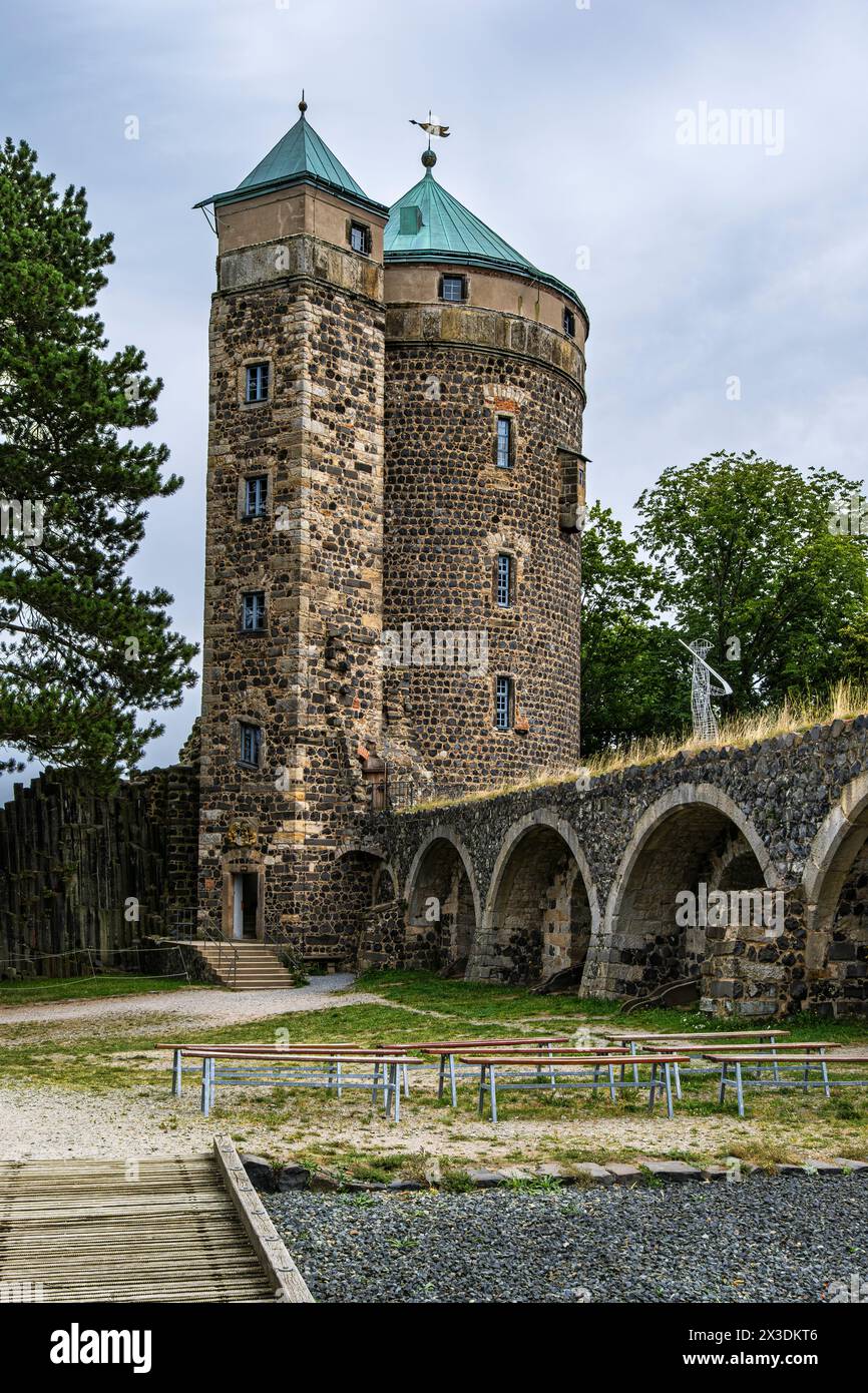 Château de Stolpen, ruine partielle d'un château médiéval perché, plus tard un palais et une forteresse, fondée sur la colline basaltique de Stolpen, Saxe, Allemagne. Banque D'Images
