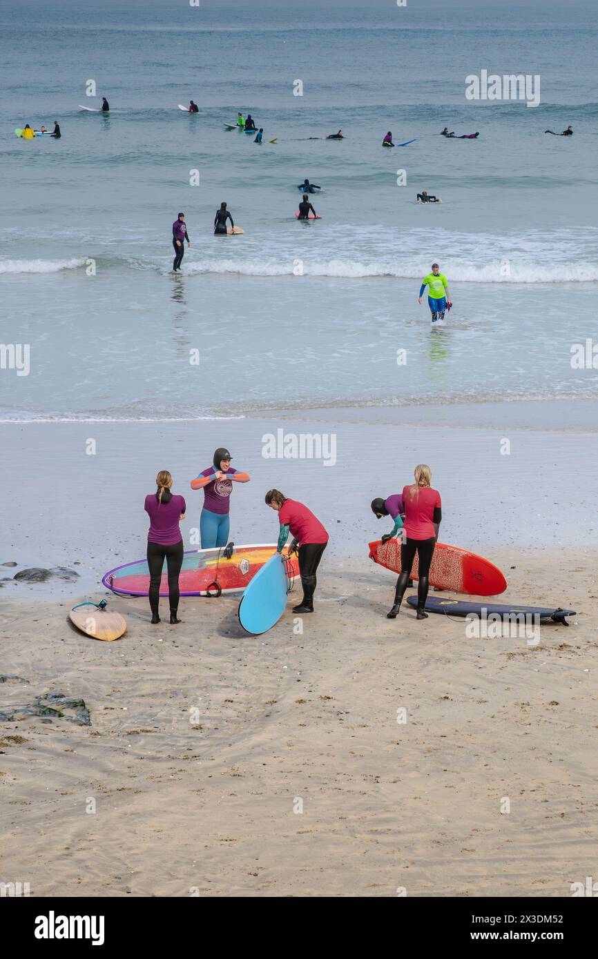 Surfeurs à Towan Beach à Newquay en Cornouailles au Royaume-Uni. Banque D'Images