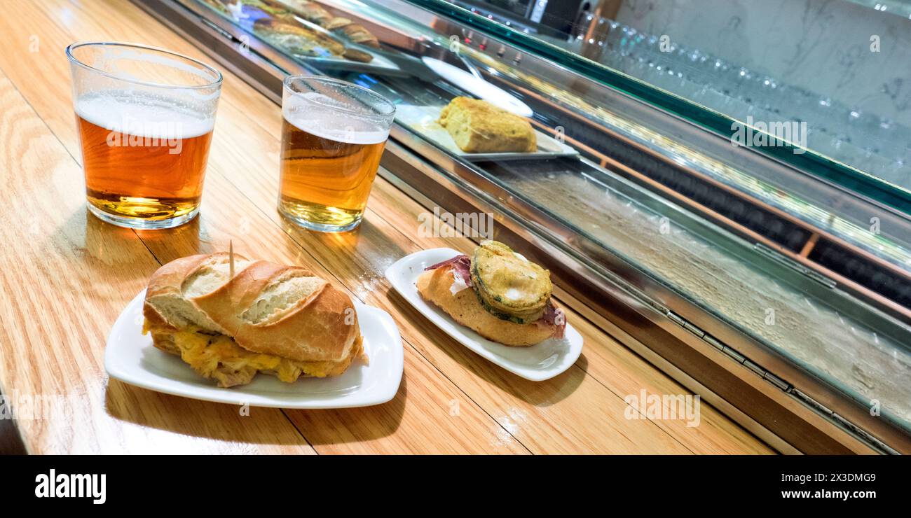Tapa espagnole typique et bières au Restaurant Bar, Espagne, Europe Banque D'Images