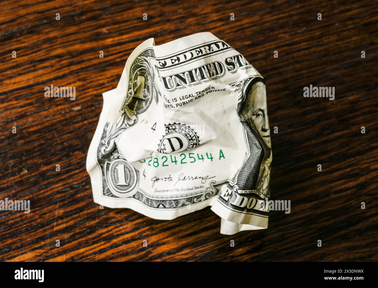 Symbolfoto schwacher Dollar, problème, zerknüllter Schein Banque D'Images