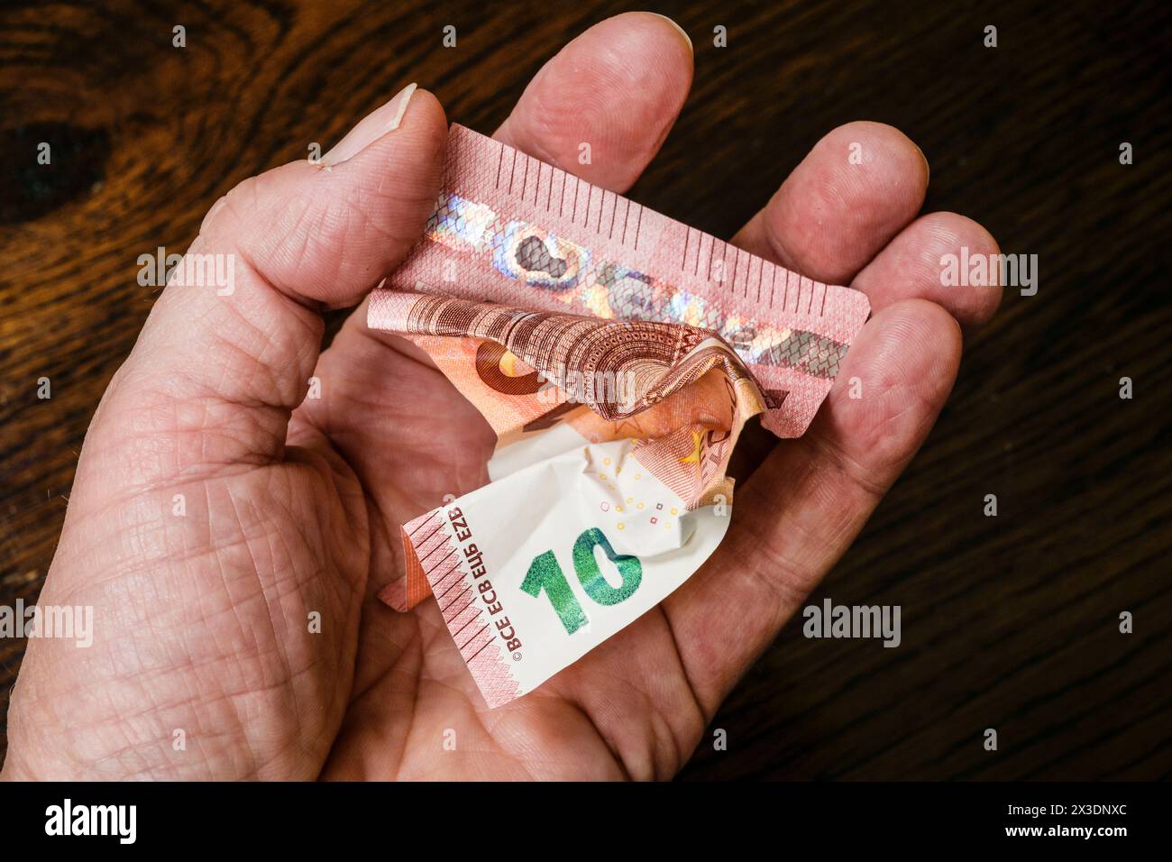 Symbolfoto schwacher Euro, problème, zerknüllter Euro-Schein Banque D'Images