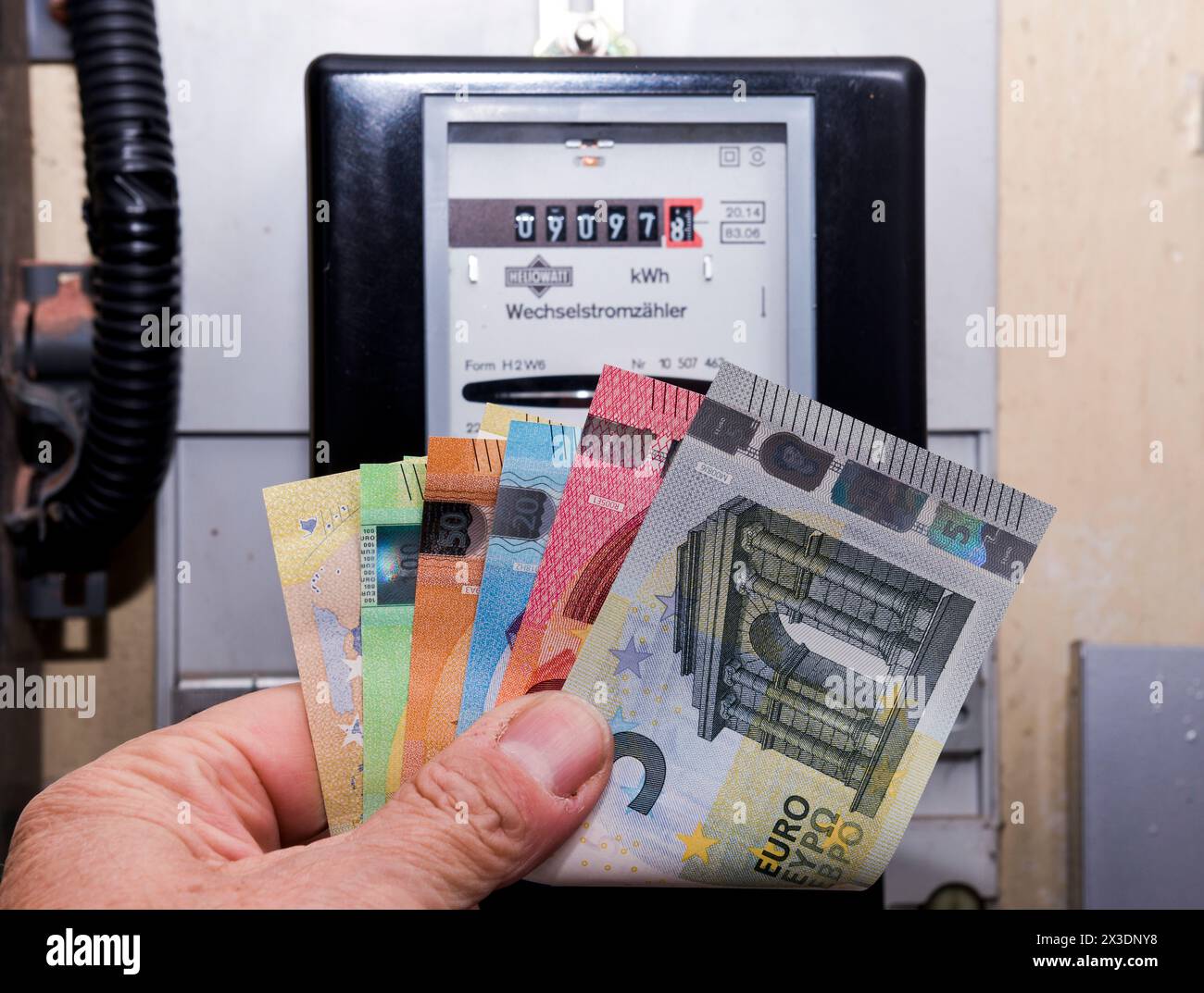 Stromzähler, Symbolfoto Energiekosten, Stromverbrauch, Geld, Euro Banque D'Images