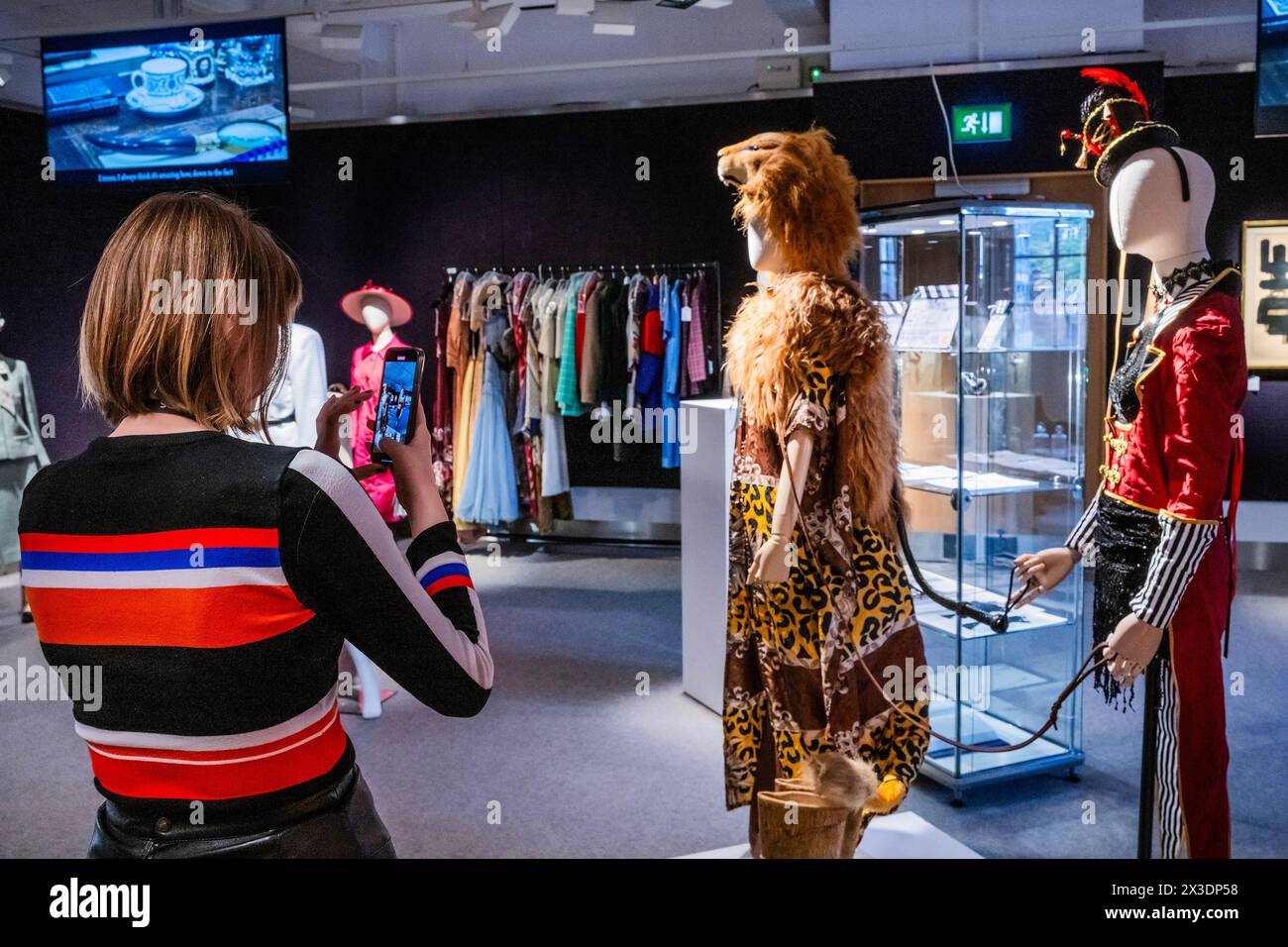Londres, Royaume-Uni. 26 avril 2024. Un costume de lion de fantaisie (porté par Ed McVey comme Prince William), est de £500 à £800, avec Un costume de RingMaster, estimation : £500 - 800 (porté par Meg Bellamy dans le rôle de Kate Middleton) à la fois de la saison 6, épisode 10, "Sleep Dearie Sleep" - The Crown part III, y compris d'autres faits saillants uniques des archives de l'émission à succès Netflix - Un aperçu de la vente de collections à Bonhams Knightsbridge. Crédit : Guy Bell/Alamy Live News Banque D'Images