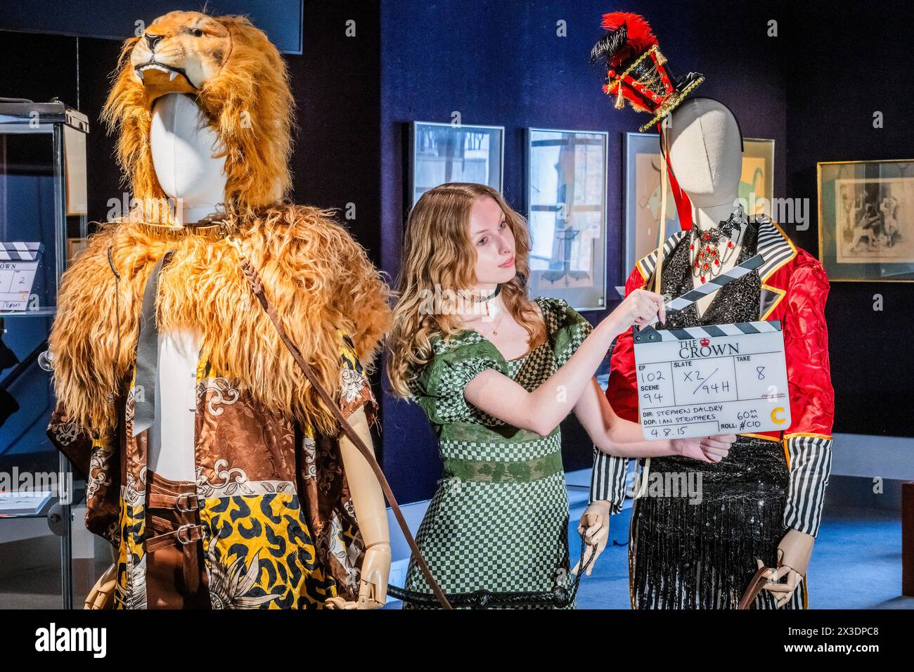 Londres, Royaume-Uni. 26 avril 2024. Une planche Clapper, de la saison 1, épisode 2, 'Hyde Park Corner', estime 300-500 £ avec Un costume de lion de fantaisie (comme porté par Ed McVey dans le rôle du Prince William), est de 500 £ - 800 £, avec Un costume de RingMaster, estimation: £500 - 800 (porté par Meg Bellamy dans le rôle de Kate Middleton) à la fois de la saison 6, épisode 10, "Sleep Dearie Sleep" - The Crown part III, y compris d'autres faits saillants uniques des archives de l'émission à succès Netflix - Un aperçu de la vente de collections à Bonhams Knightsbridge. Crédit : Guy Bell/Alamy Live News Banque D'Images