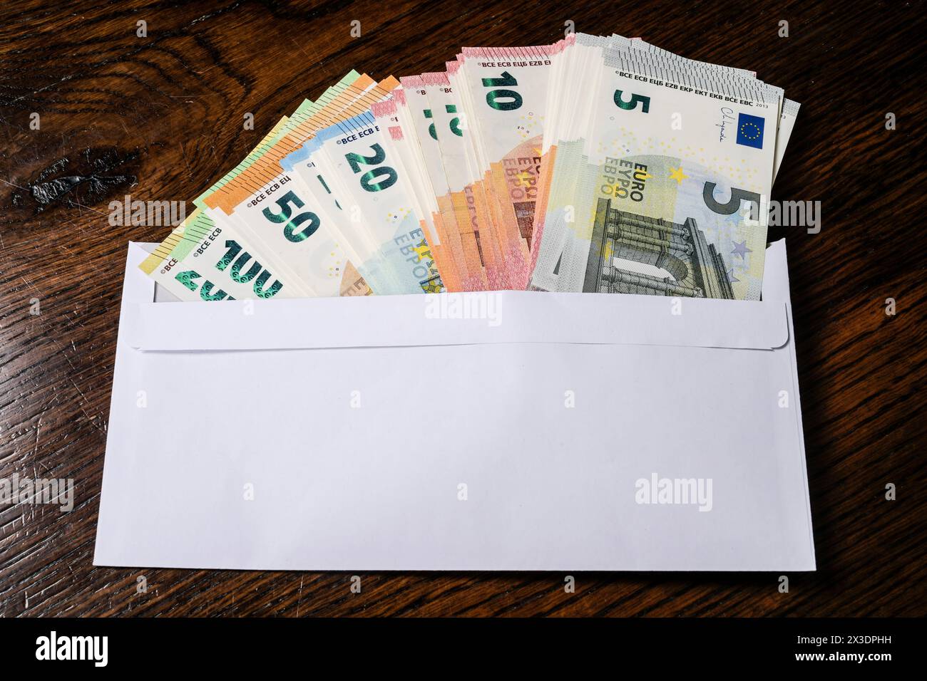 Umschlag voller Geld, Symbolfoto Gehaltstüte, Bestechlichkeit Banque D'Images
