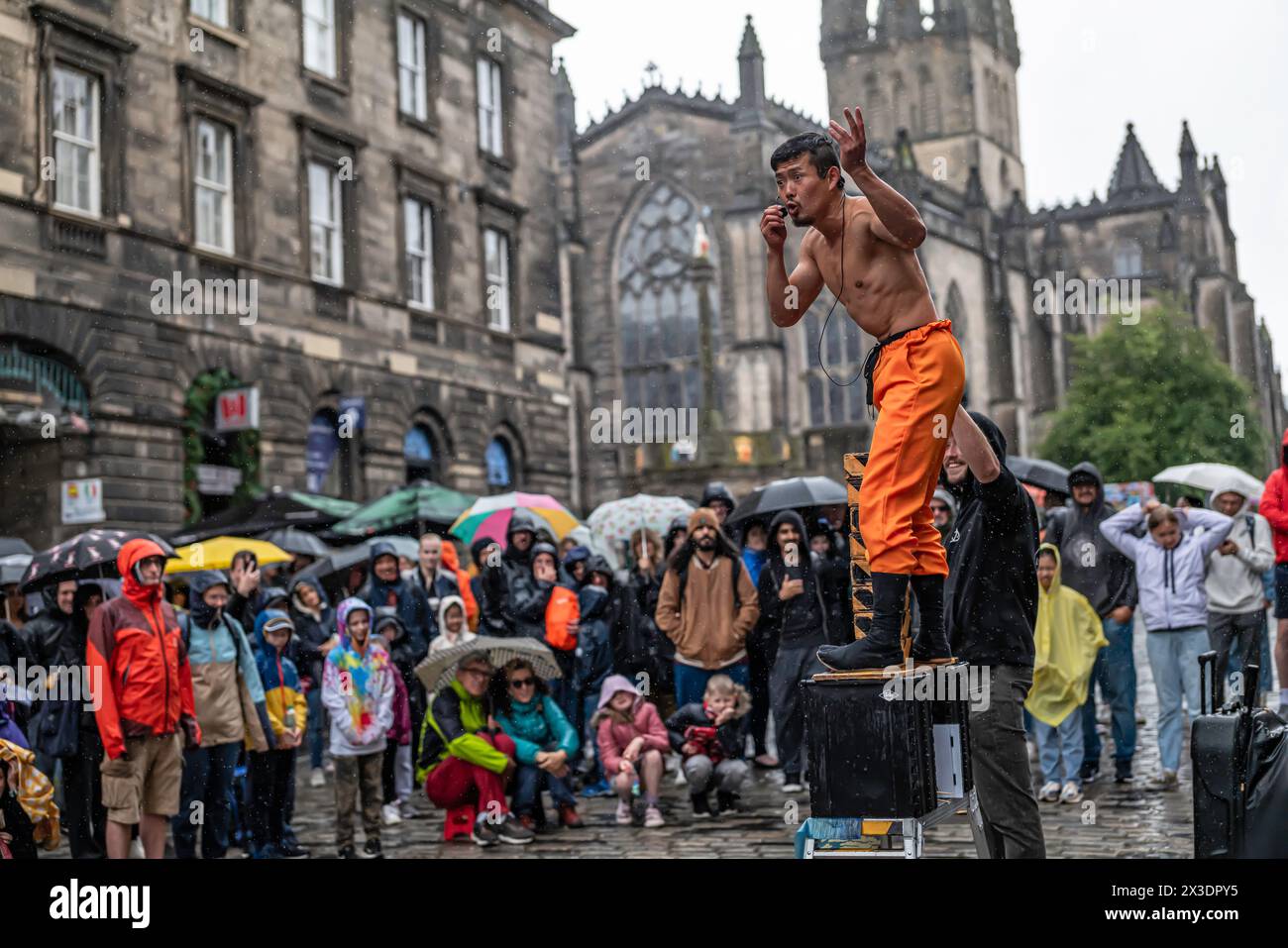 Édimbourg, Lothian, Écosse, Royaume-Uni. 5 août 2023. Les artistes de rue tentent d'attirer de l'argent auprès des spectateurs du Royal Mile d'Édimbourg. La pluie est tombée sur t Banque D'Images