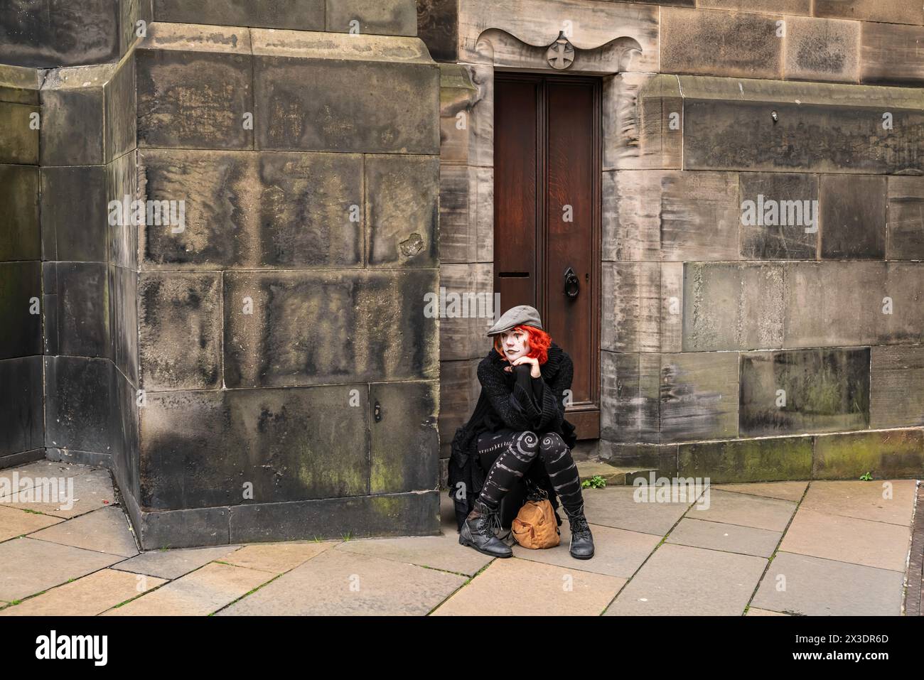 Édimbourg, Lothian, Écosse, Royaume-Uni. 5 août 2023. Les artistes de rue tentent d'attirer de l'argent auprès des spectateurs du Royal Mile d'Édimbourg. La pluie est tombée sur t Banque D'Images