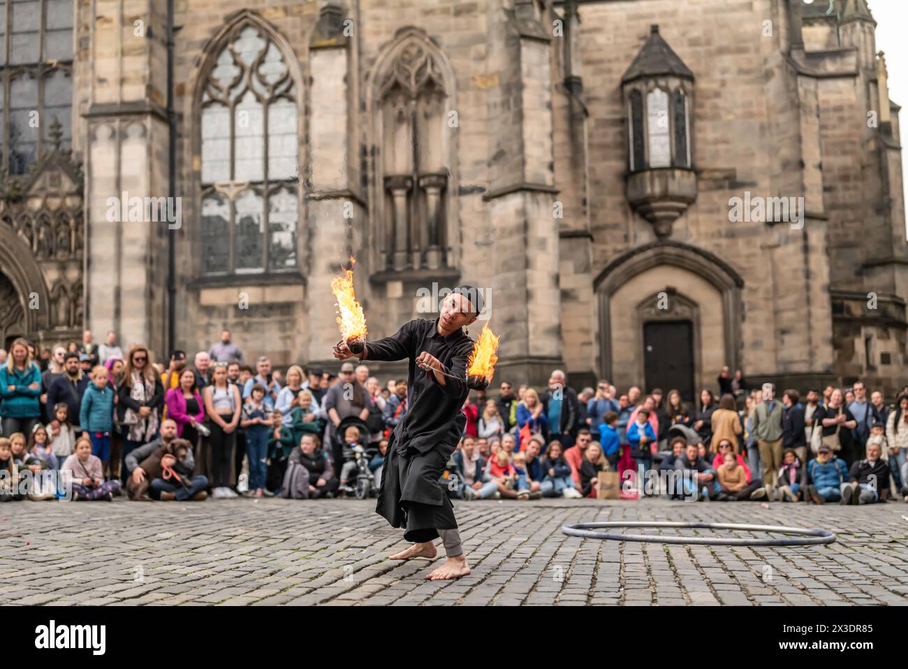 Édimbourg, Lothian, Écosse, Royaume-Uni. 5 août 2023. Les artistes de rue tentent d'attirer de l'argent auprès des spectateurs du Royal Mile d'Édimbourg. La pluie est tombée sur t Banque D'Images