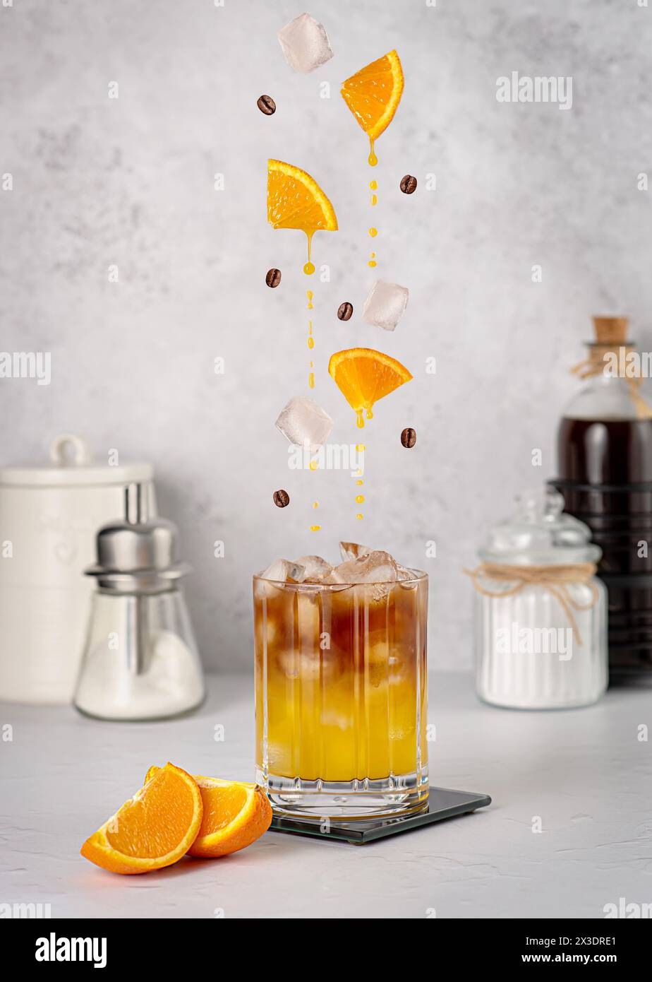 Boire photographie de café avec jus d'orange ; bourdon ; glacé ; boisson ; boisson; rafraîchissement ; lévitation, mouvement, goutte, grain de café, sucre ; glace, co Banque D'Images