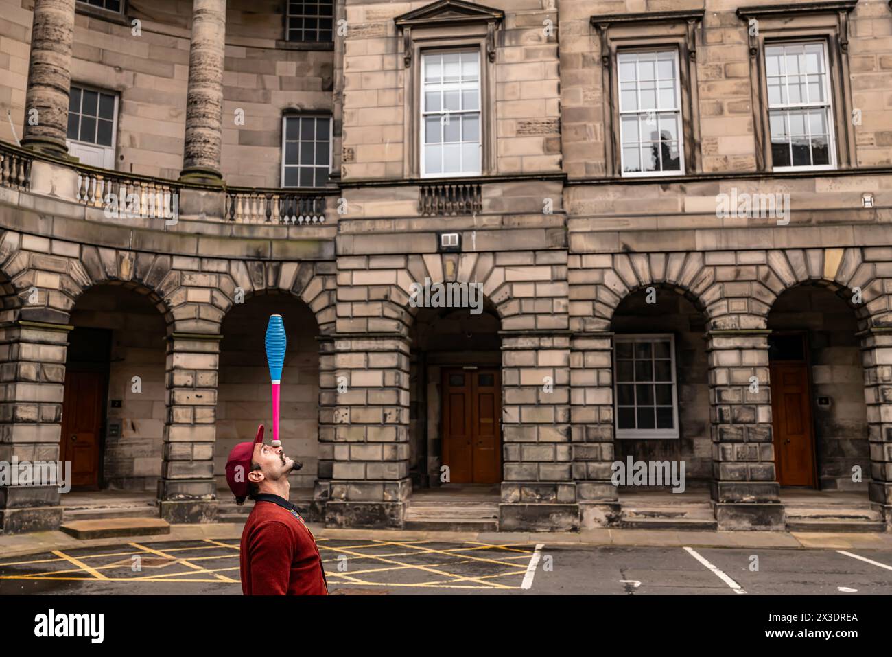 Édimbourg, Lothian, Écosse, Royaume-Uni. 5 août 2023. Jongleur Ezekiel d'Argentine. Les artistes de rue tentent d'attirer de l'argent auprès des spectateurs d'Édimbu Banque D'Images