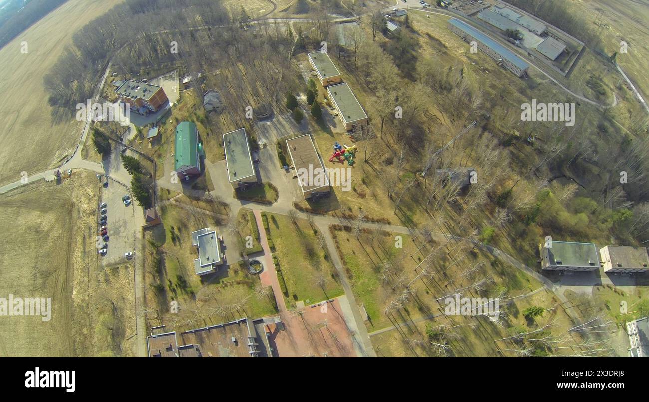 Bâtiments sur les lieux camp de santé pour les enfants le jour du printemps, vue aérienne Banque D'Images