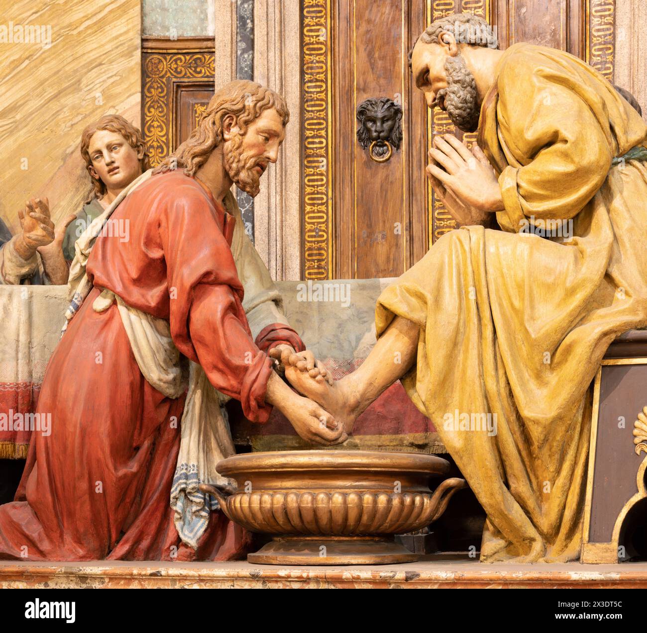 MILAN, ITALIE - 5 MARS 2024 : le détail du groupe sculptural de la dernière Cène (Jésus a lavé les pieds de Pierre) dans l'église Chiesa di San Sepolcro Banque D'Images MILAN, ITALIE - 5 MARS 2024 : le détail du groupe sculptural de la dernière Cène (Jésus a lavé les pieds de Pierre) dans l'église Chiesa di San Sepolcro Banque D'Images