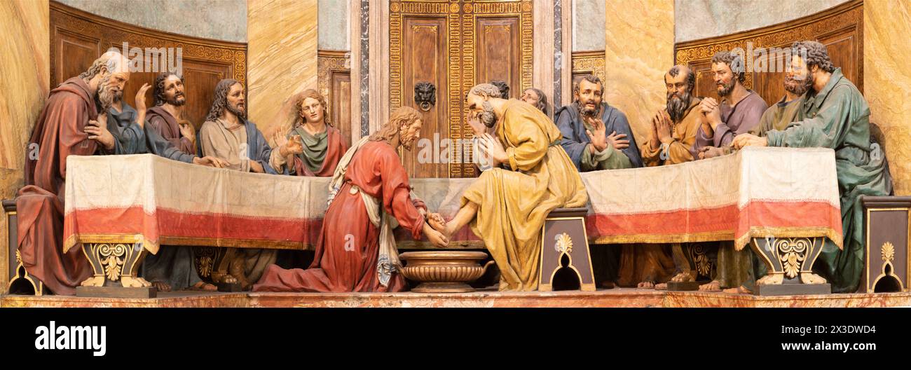 MILAN, ITALIE - 5 MARS 2024 : le groupe sculptural de la dernière Cène (Jésus a lavé les pieds de Pierre) dans l'église Chiesa di San Sepolcro Banque D'Images MILAN, ITALIE - 5 MARS 2024 : le groupe sculptural de la dernière Cène (Jésus a lavé les pieds de Pierre) dans l'église Chiesa di San Sepolcro Banque D'Images