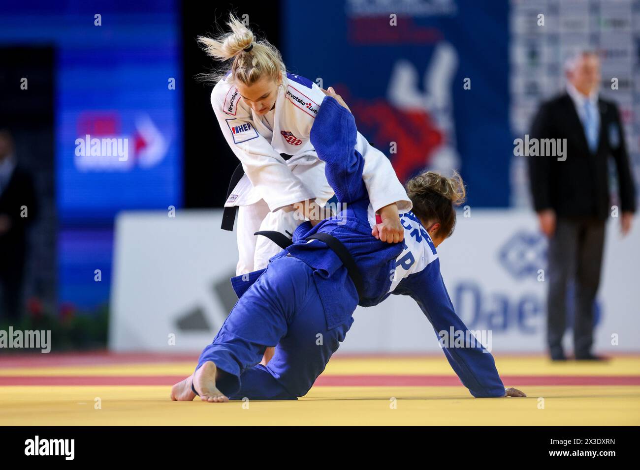 Zagreb, Croatie. 26 avril 2024. Lara Cvjetko, de Croatie (blanche) et Szabina Gercsak, de Hongrie (bleue), participent aux championnats d'Europe de judo féminin -70kg 2024 à l'Arena Zagreb le 26 avril 2024 à Zagreb, Croatie. Photo : Igor Kralj/PIXSELL crédit : Pixsell/Alamy Live News Banque D'Images