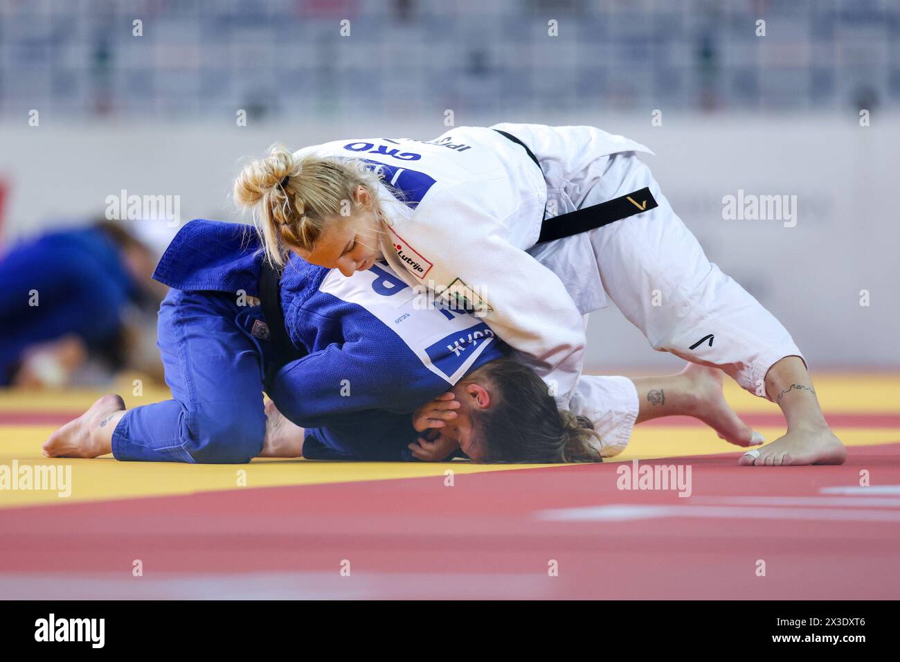 Zagreb, Croatie. 26 avril 2024. Lara Cvjetko, de Croatie (blanche) et Szabina Gercsak, de Hongrie (bleue), participent aux championnats d'Europe de judo féminin -70kg 2024 à l'Arena Zagreb le 26 avril 2024 à Zagreb, Croatie. Photo : Igor Kralj/PIXSELL crédit : Pixsell/Alamy Live News Banque D'Images