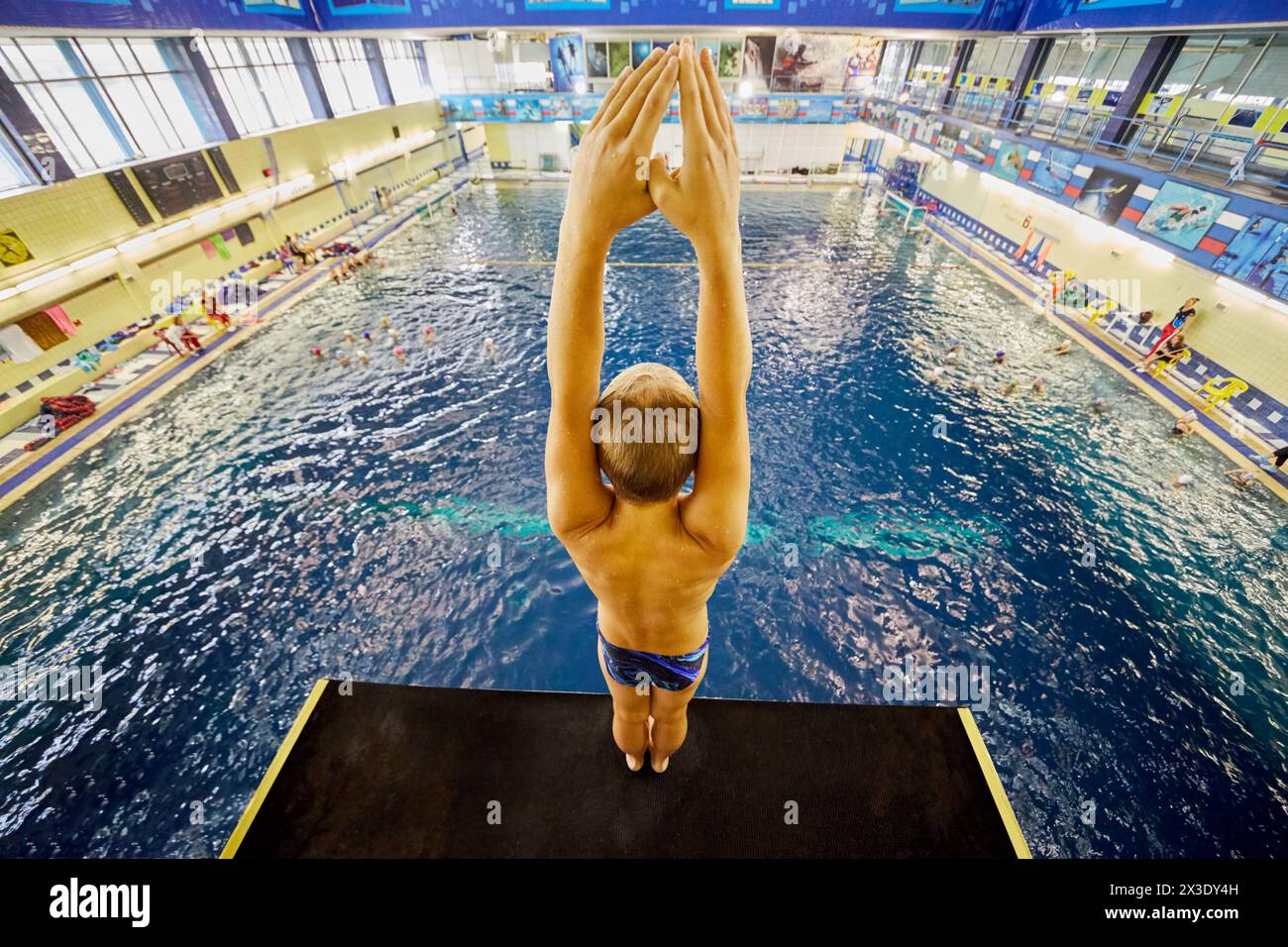 MOSCOU, RUSSIE - 15 septembre 2017 : Garçon debout sur la tour de plongée dans le complexe sportif et de divertissement universel Izmailovo. Piscine comprend piscine, enfant Banque D'Images