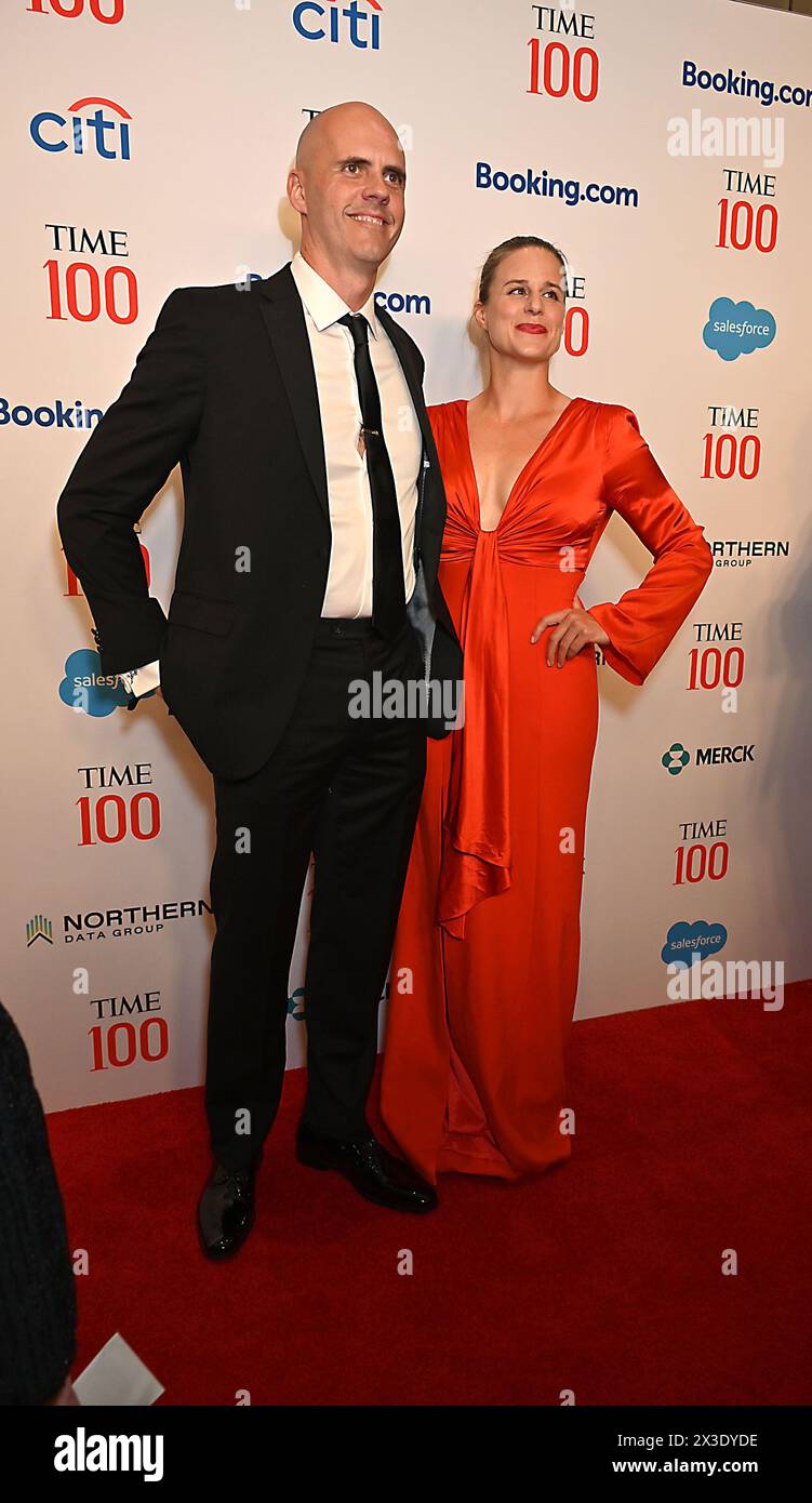 Clay Kallman et Lauren Groff assistent au gala TIME 100 célébrant la liste des 100 personnes les plus influentes au monde au Jazz au Lincoln Center à New York, New York, États-Unis le 25 avril 2024. Robin Platzer/ Twin images/ Credit : Sipa USA/Alamy Live News Banque D'Images