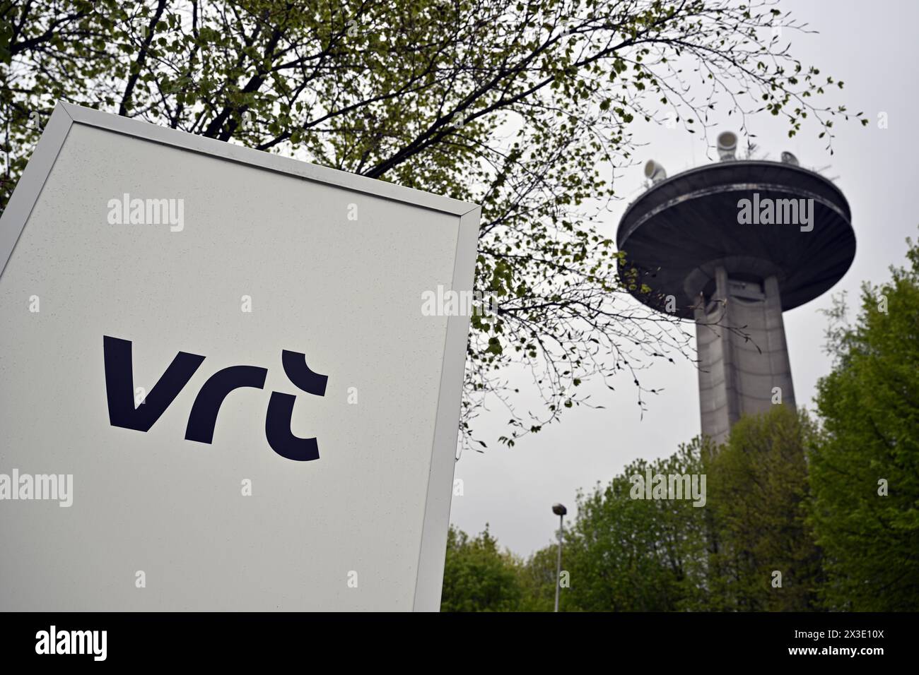 Bruxelles, Belgique. 26 avril 2024. L'illustration montre le nouveau logo de la télévision publique Flemsih VRT au siège à Bruxelles, vendredi 26 avril 2024. BELGA PHOTO ERIC LALMAND crédit : Belga News Agency/Alamy Live News Banque D'Images