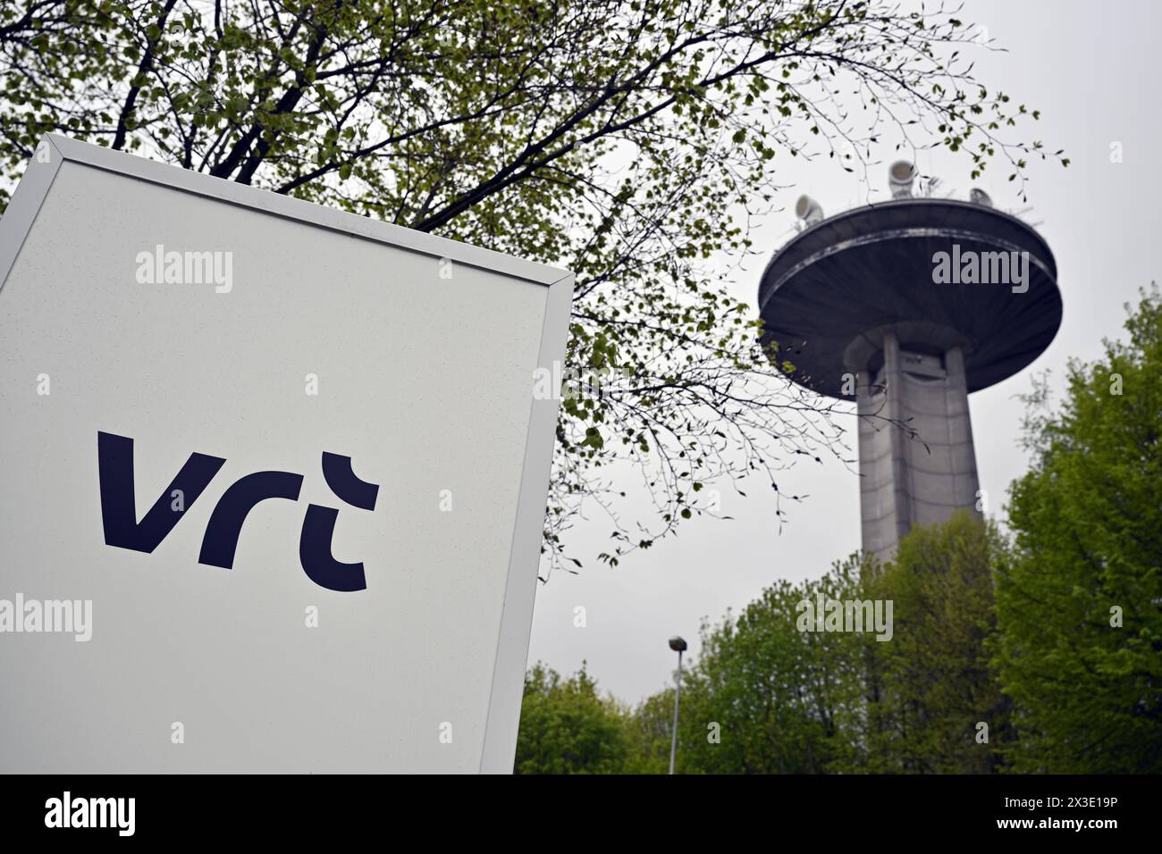 Bruxelles, Belgique. 26 avril 2024. L'illustration montre le nouveau logo de la télévision publique Flemsih VRT au siège à Bruxelles, vendredi 26 avril 2024. BELGA PHOTO ERIC LALMAND crédit : Belga News Agency/Alamy Live News Banque D'Images