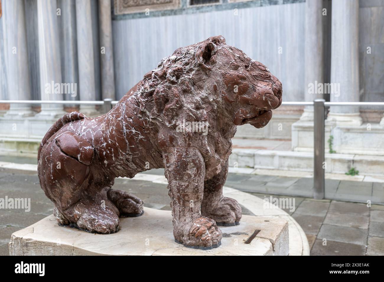 Statue de lion à Piazzetta dei Leoncini - place des petits Lions à côté du côté nord de la basilique St Marc à Venise, Italie. Sculpture en marbre rouge b Banque D'Images