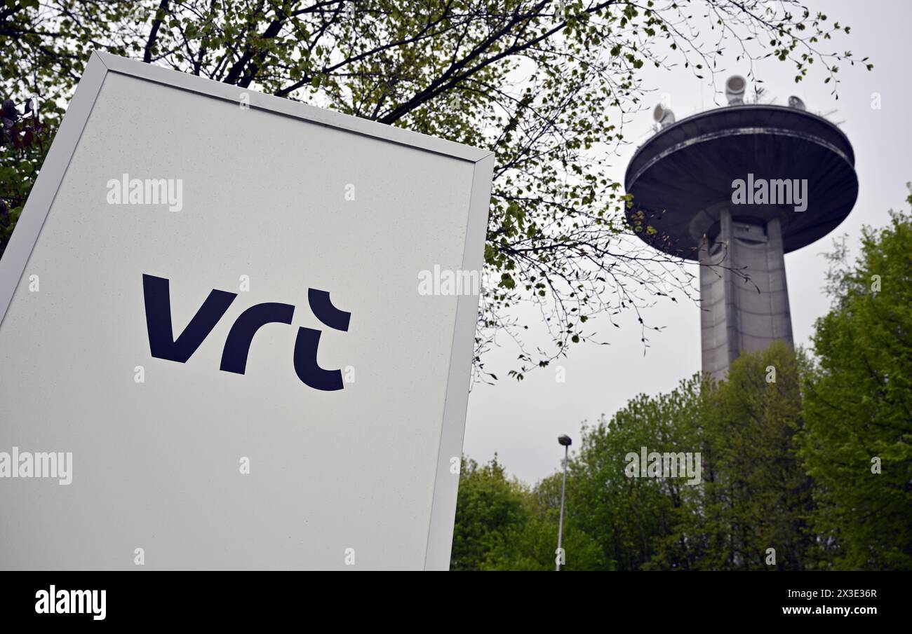 Bruxelles, Belgique. 26 avril 2024. L'illustration montre le nouveau logo de la télévision publique Flemsih VRT au siège à Bruxelles, vendredi 26 avril 2024. BELGA PHOTO ERIC LALMAND crédit : Belga News Agency/Alamy Live News Banque D'Images