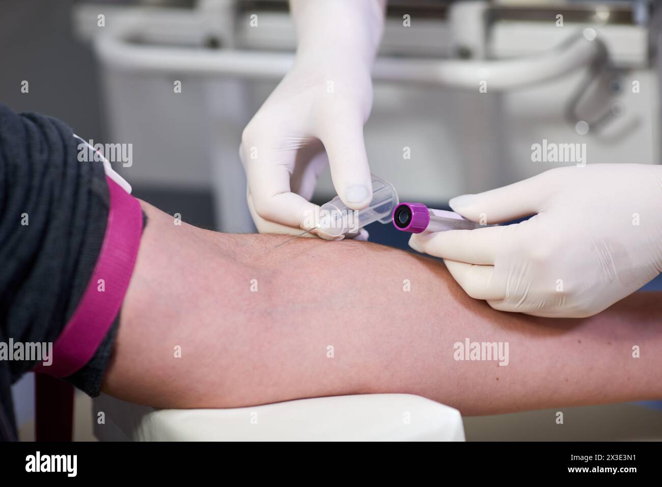 L'infirmière de laboratoire prélève du sang avec une capsule à vide pour le test de la veine du bras dans le laboratoire. Banque D'Images