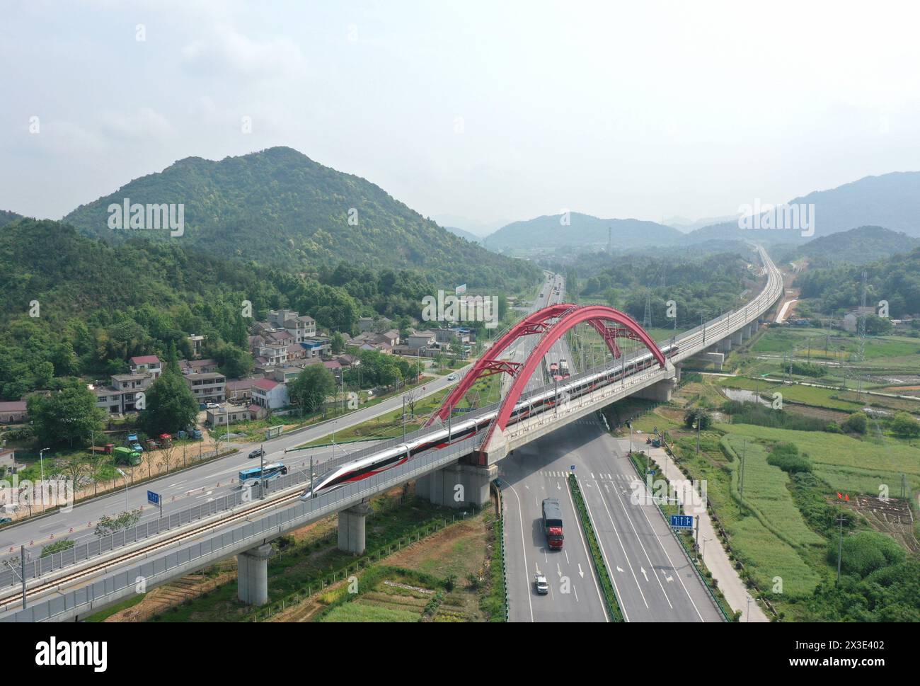 (240426) -- HEFEI, 26 avril 2024 (Xinhua) -- une photo de drone aérien montre un train circulant sur le grand pont de Baishapu le long de la voie ferrée Chizhou-Huangshan dans la province d'Anhui, dans l'est de la Chine, 26 avril 2024. Le chemin de fer Chizhou-Huangshan, reliant la ville de Chizhou et la ville de Huangshan, dans la province d'Anhui, dans l'est de la Chine, a commencé à fonctionner vendredi. Il s'agit d'une route touristique reliant la montagne Jiuhua, la montagne Huangshan, le lac Taiping et d'autres attractions touristiques, ce qui est d'une grande importance pour la promotion du développement économique et social le long de la route. (Photo de Wang Jia/Xinhua) Banque D'Images