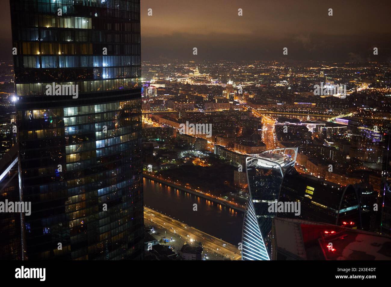 Paysage urbain nocturne de la mégapole illuminée de Moscou. Banque D'Images