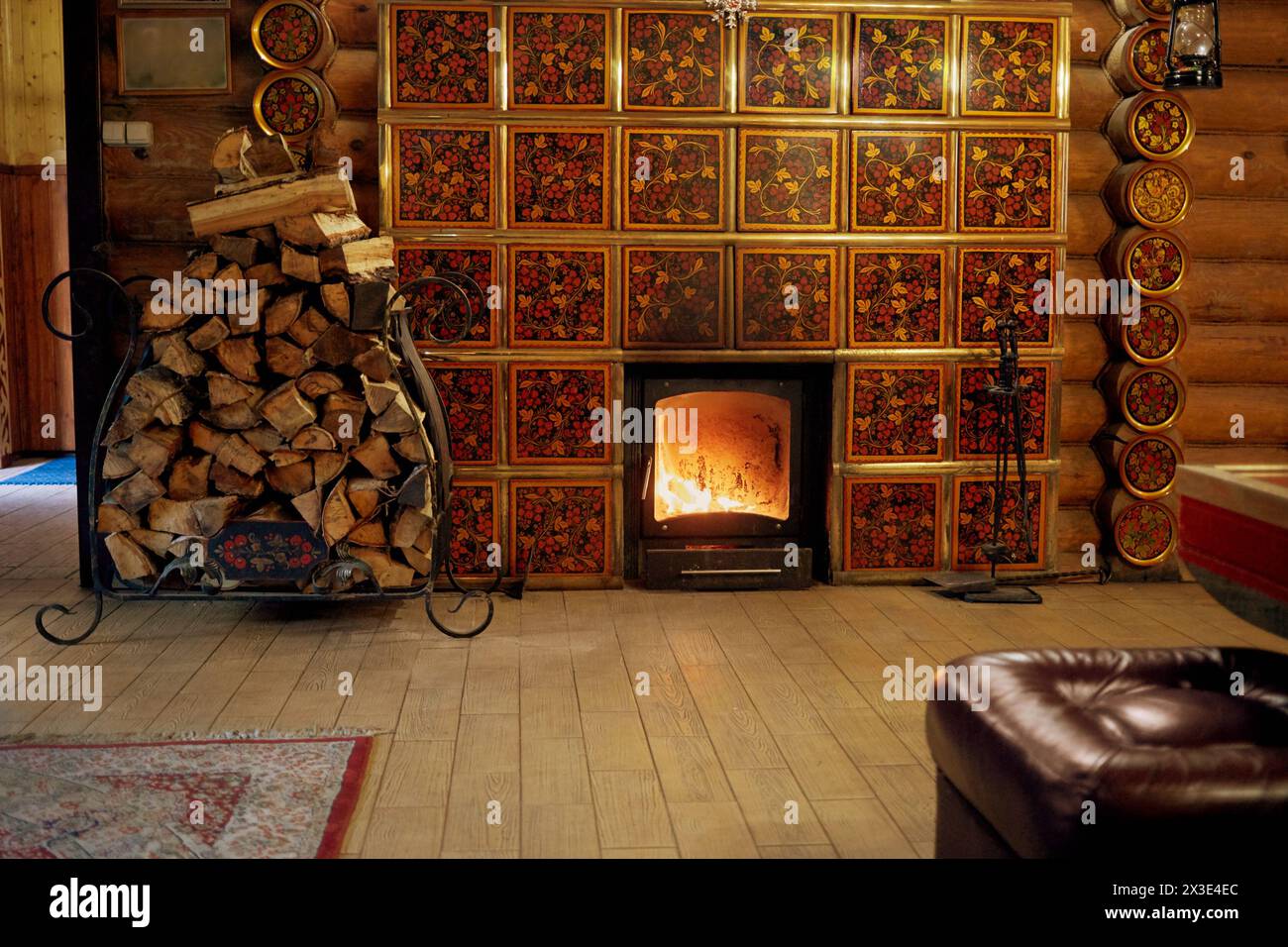 Intérieur de la salle de détente avec meubles, cheminée et pile de bois de chauffage. Banque D'Images