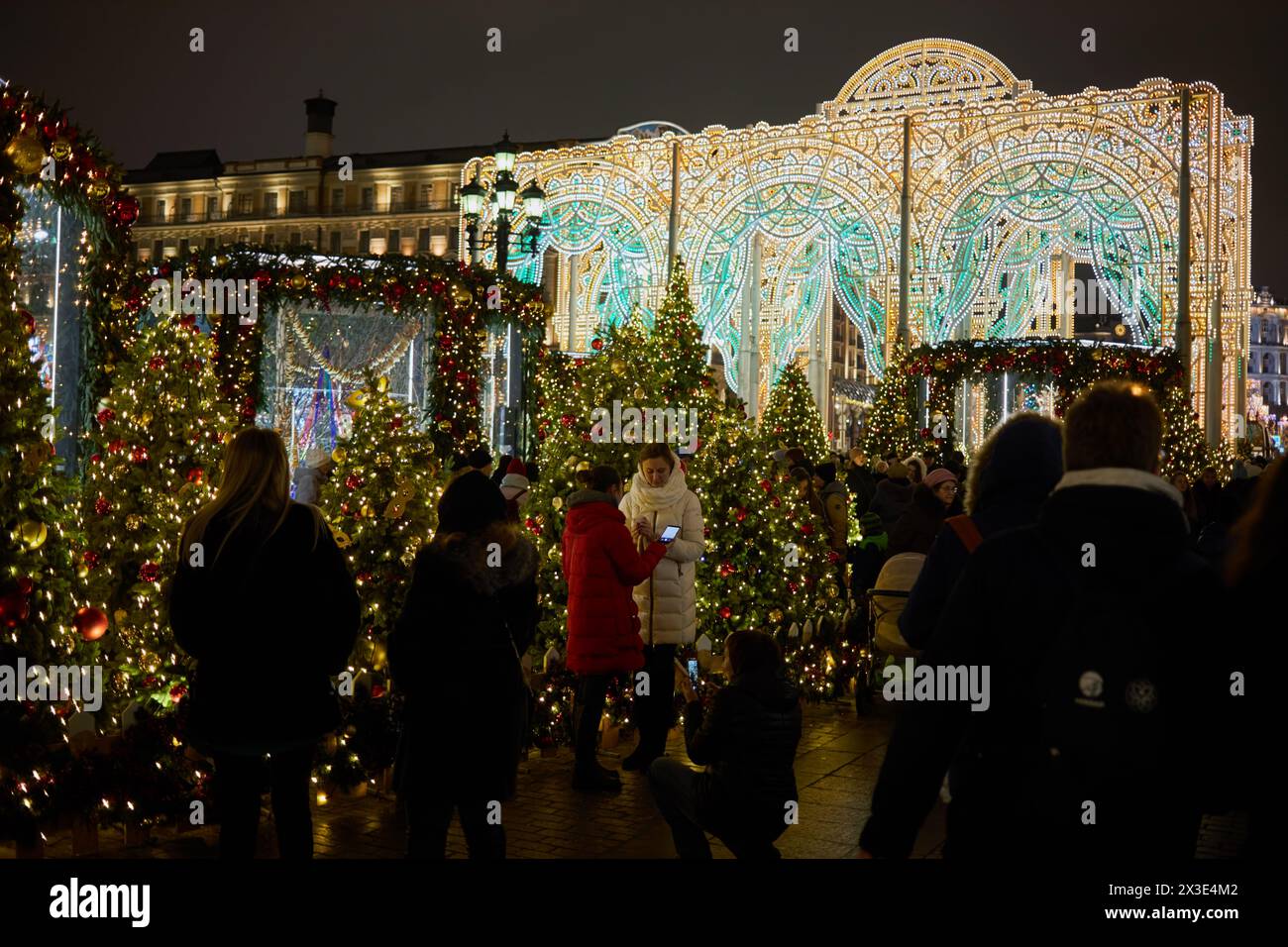 MOSCOU, RUSSIE - 3 janvier 2018 : les gens marchent parmi les arbres de noël décorés et les objets d'art illuminés sur la place Manezhnaya pendant Noël et le nouvel an Banque D'Images