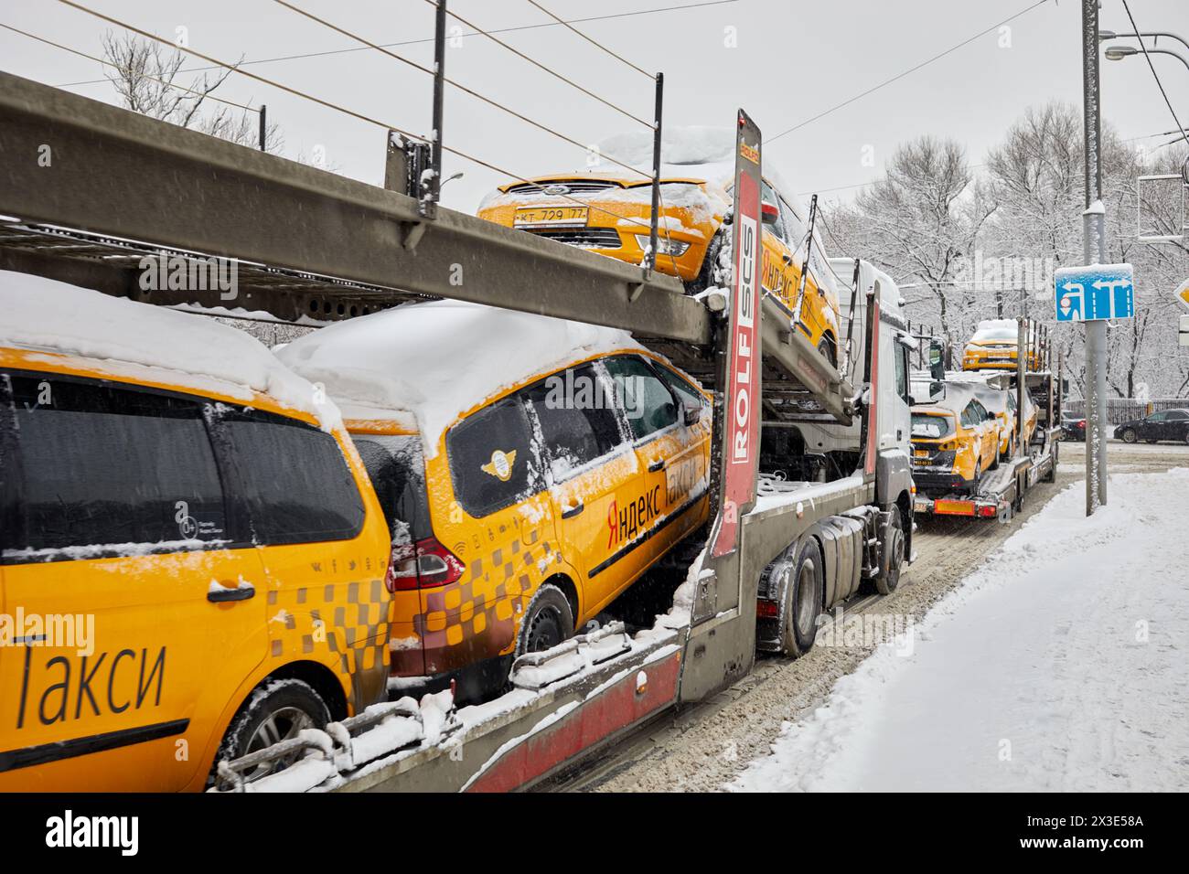 MOSCOU, RUSSIE - Jan 31, 2018 : camions de transport de voiture avec des voitures Yandex Taxi sur la route d'hiver de la ville. Banque D'Images