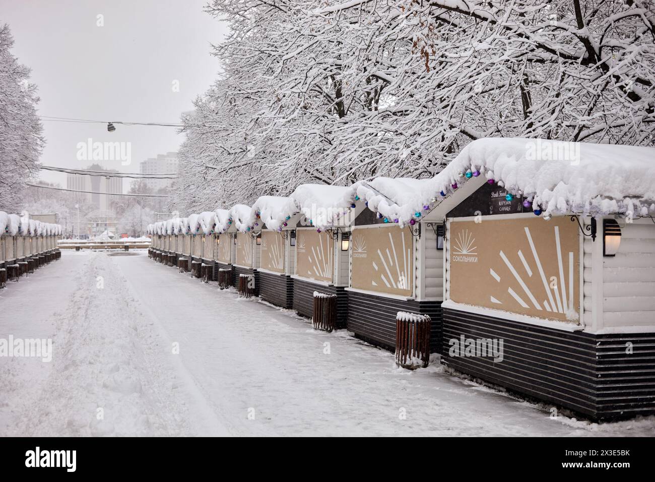 MOSCOU, RUSSIE - 31 janvier 2018 : rangées de stands de concession en plein air dans le parc Sokolniki le jour neigeux d'hiver. Banque D'Images