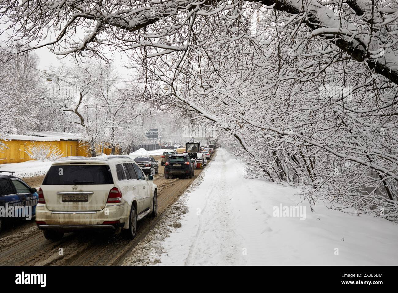 MOSCOU, RUSSIE - 31 janvier 2018 : voitures sur la rue du pont Bogatyrsky le jour neigeux d'hiver. Banque D'Images