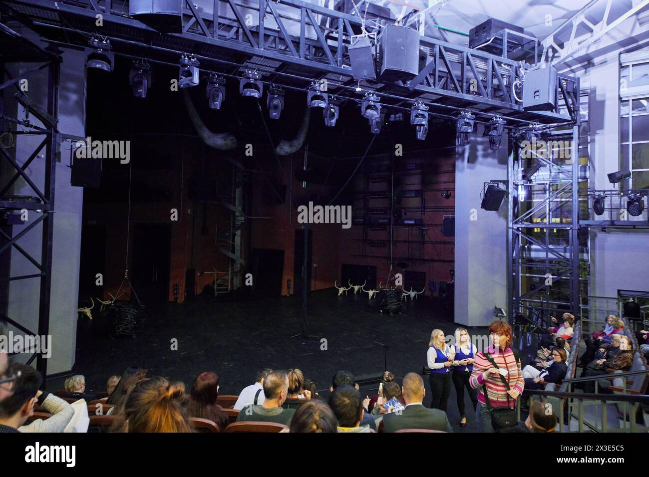 MOSCOU, RUSSIE - 1er février 2018 : les gens dans l'auditorium du théâtre romain Viktyouk au Rusakov Workers Club sur la rue Stromynka avant la représentation. Banque D'Images