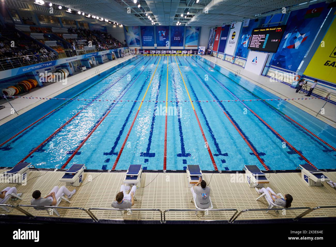 KAZAN, RUSSIE - DEC 09, 2017 : juges à leur place lors de la course féminine dans le bassin de Burevestnik pendant toute la Russie compétition de natation, Alexander Popov Cu Banque D'Images
