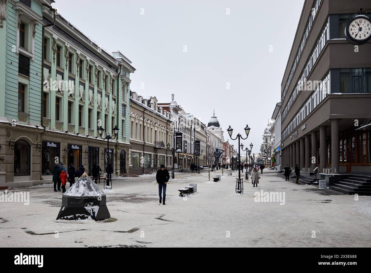 KAZAN, RUSSIE - 10 décembre 2017 : les gens marchent par la rue Bauman - principale rue piétonne de la ville le jour d'hiver. Banque D'Images