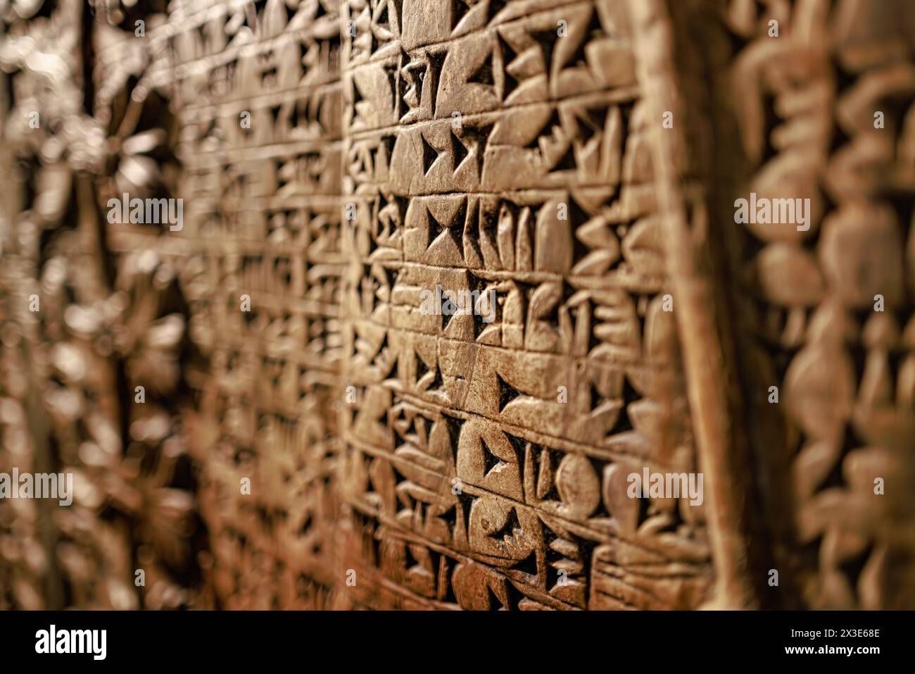 Hiéroglyphes égyptiens sur le mur. Écriture égyptienne antique, hiéroglyphes égyptiens. Banque D'Images