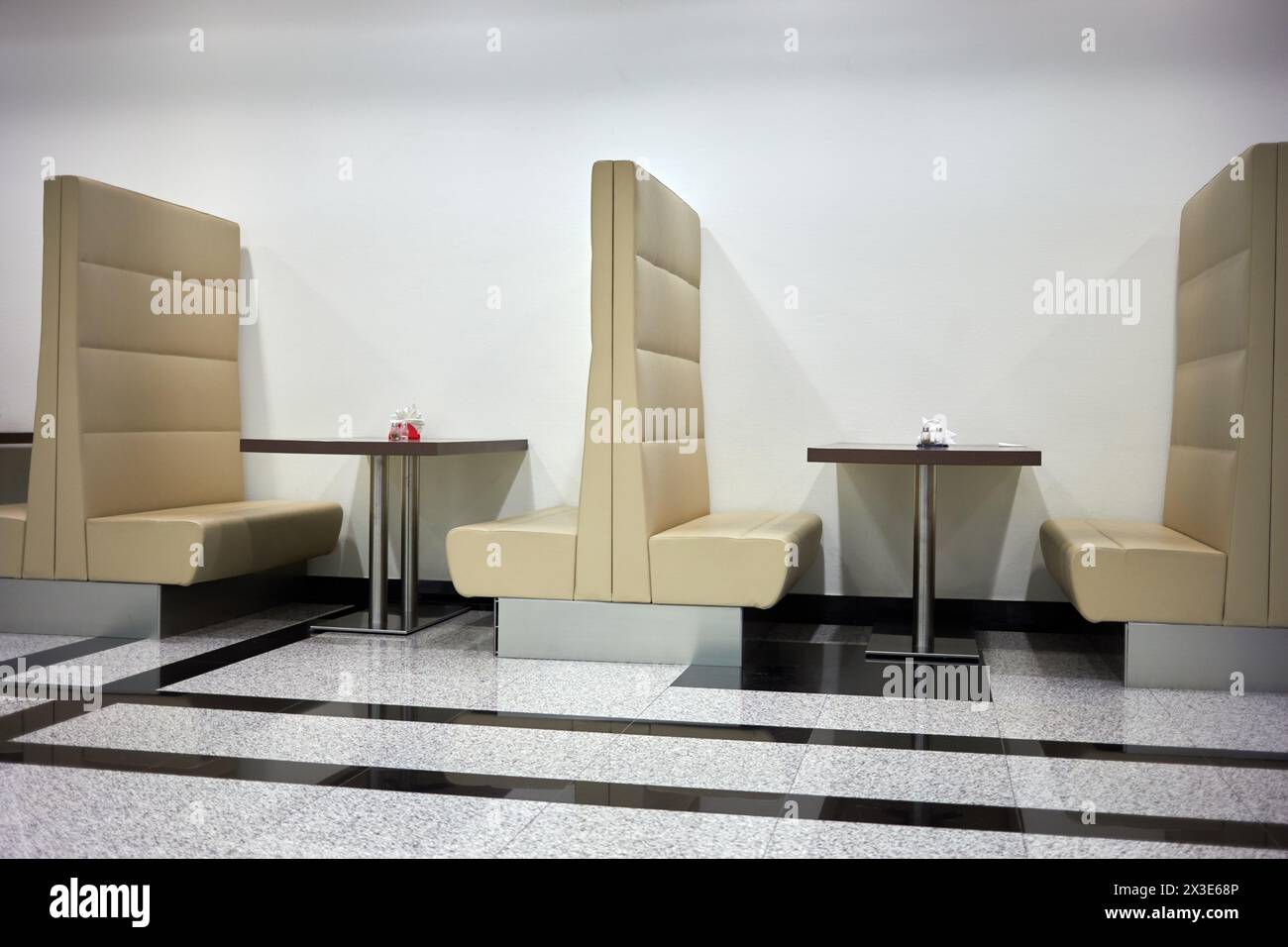 KAZAN, RUSSIE - 10 décembre 2017 : intérieur d'un café moderne avec des tables pour deux dans le salon d'affaires de l'aéroport international de Kazan. Banque D'Images