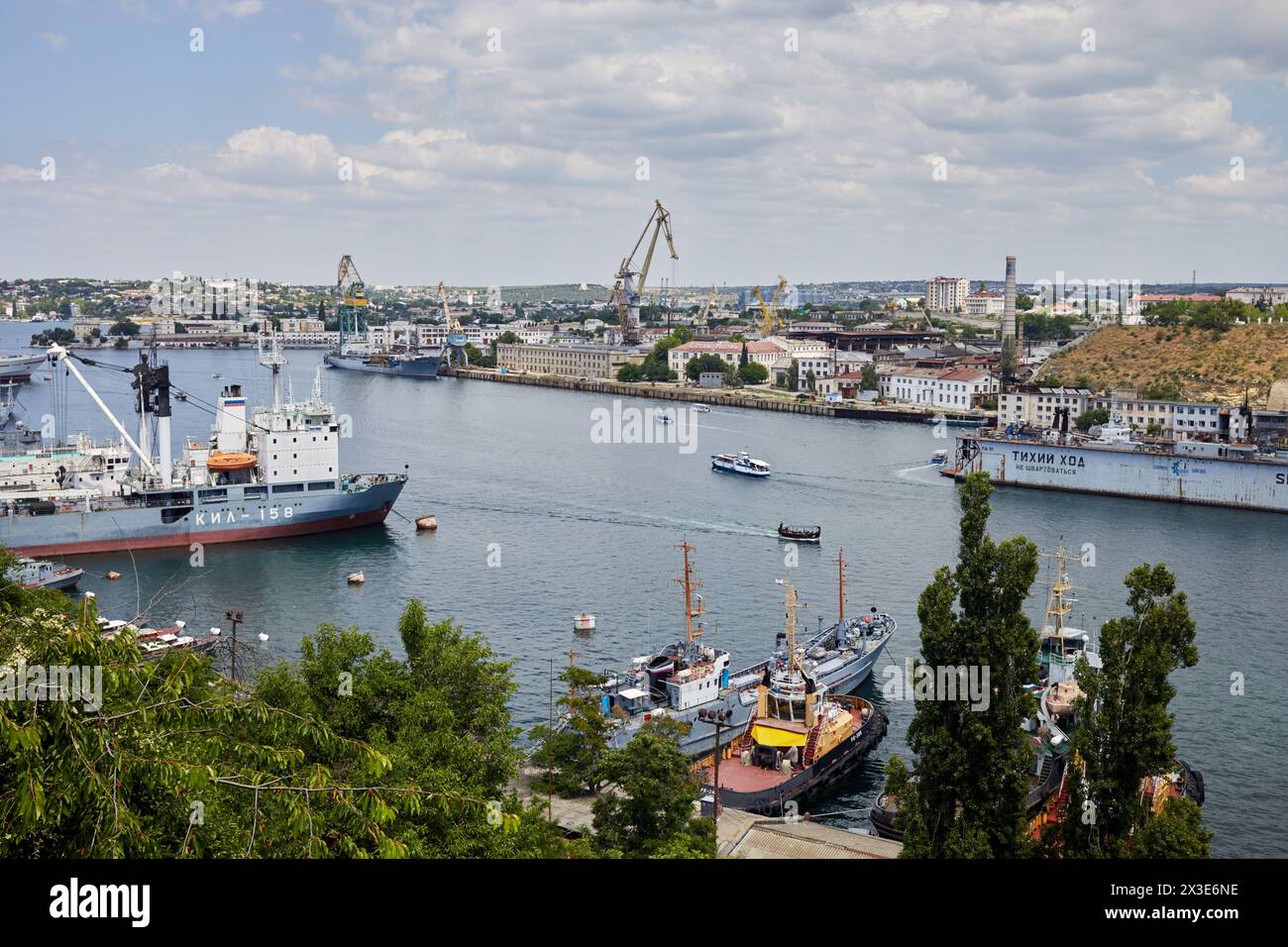 SÉBASTOPOL, CRIMÉE - 10 juin 2018 : baie sud de Sébastopol avec navires et grues. Banque D'Images
