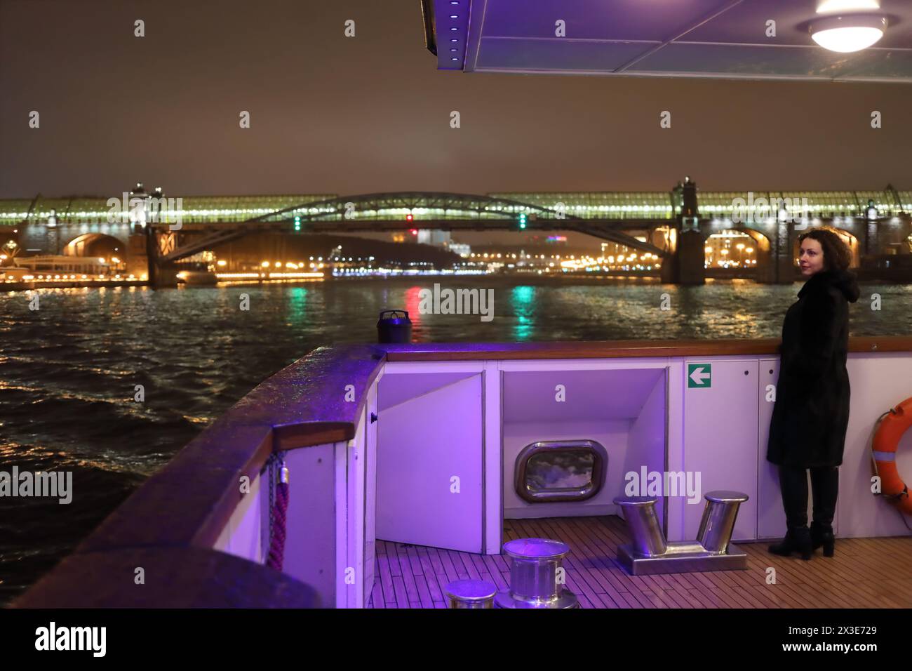 Femme en manteau voile sur un bateau à Moscou près du pont Andreevsky la nuit Banque D'Images
