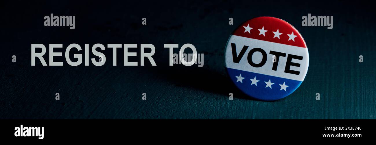 inscrivez-vous pour voter, avec un badge de vote, sur une surface sombre, dans un format panoramique à utiliser comme bannière web ou en-tête Banque D'Images