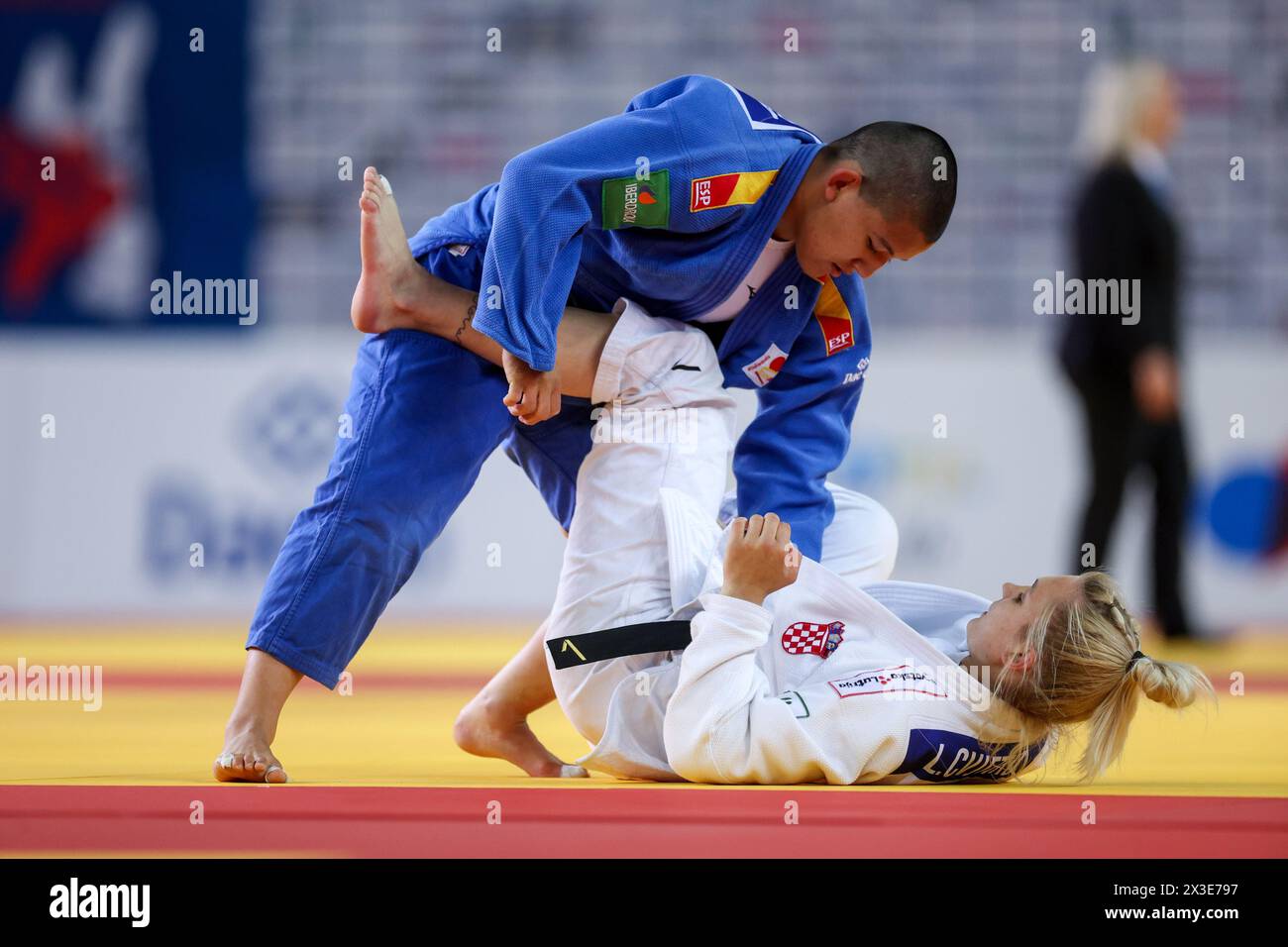 Zagreb, Croatie. 26 avril 2024. Lara Cvjetko, de Croatie (blanche) et ai Tsunoda Roustant, d'Espagne (bleue), concourent lors des championnats d'Europe de judo 2024 féminins -78kg à l'Arena Zagreb, le 26 avril 2024 à Zagreb, Croatie. Photo : Igor Kralj/PIXSELL crédit : Pixsell/Alamy Live News Banque D'Images