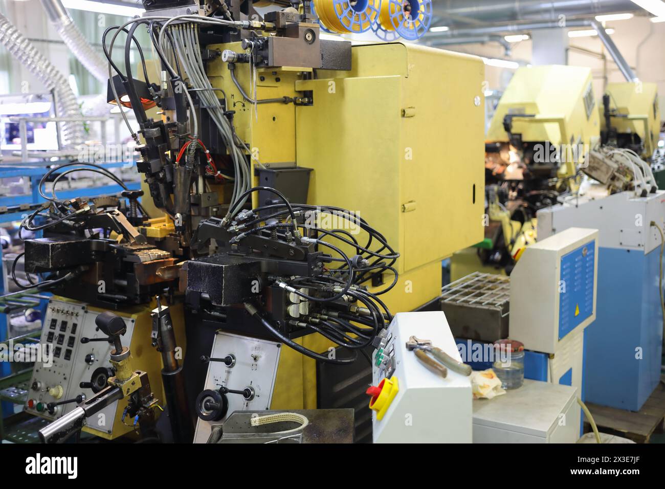 Machine pour produire des chaussures dans l'atelier moderne de l'usine de chaussures Banque D'Images